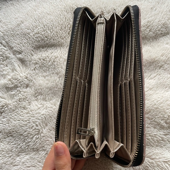 Guess Large Wallet with Detachable Wristie strap in Light Pink✨ - Picture 3 of 6